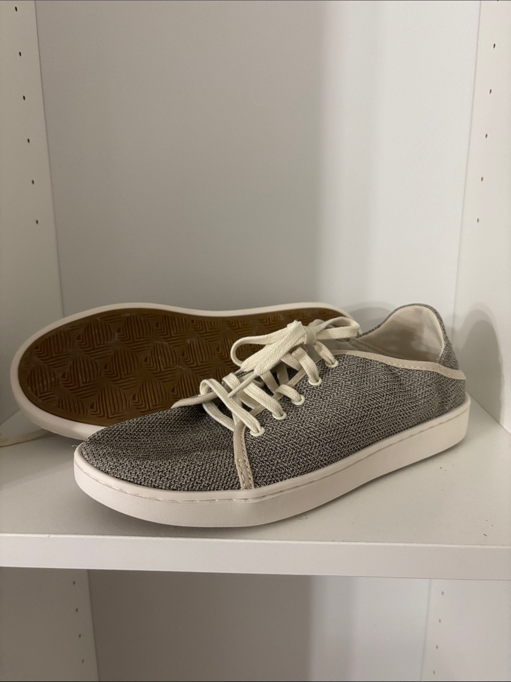 NWT OluKai Grey Canvas Low-Top Sneakers with Cream Trim Sz 8